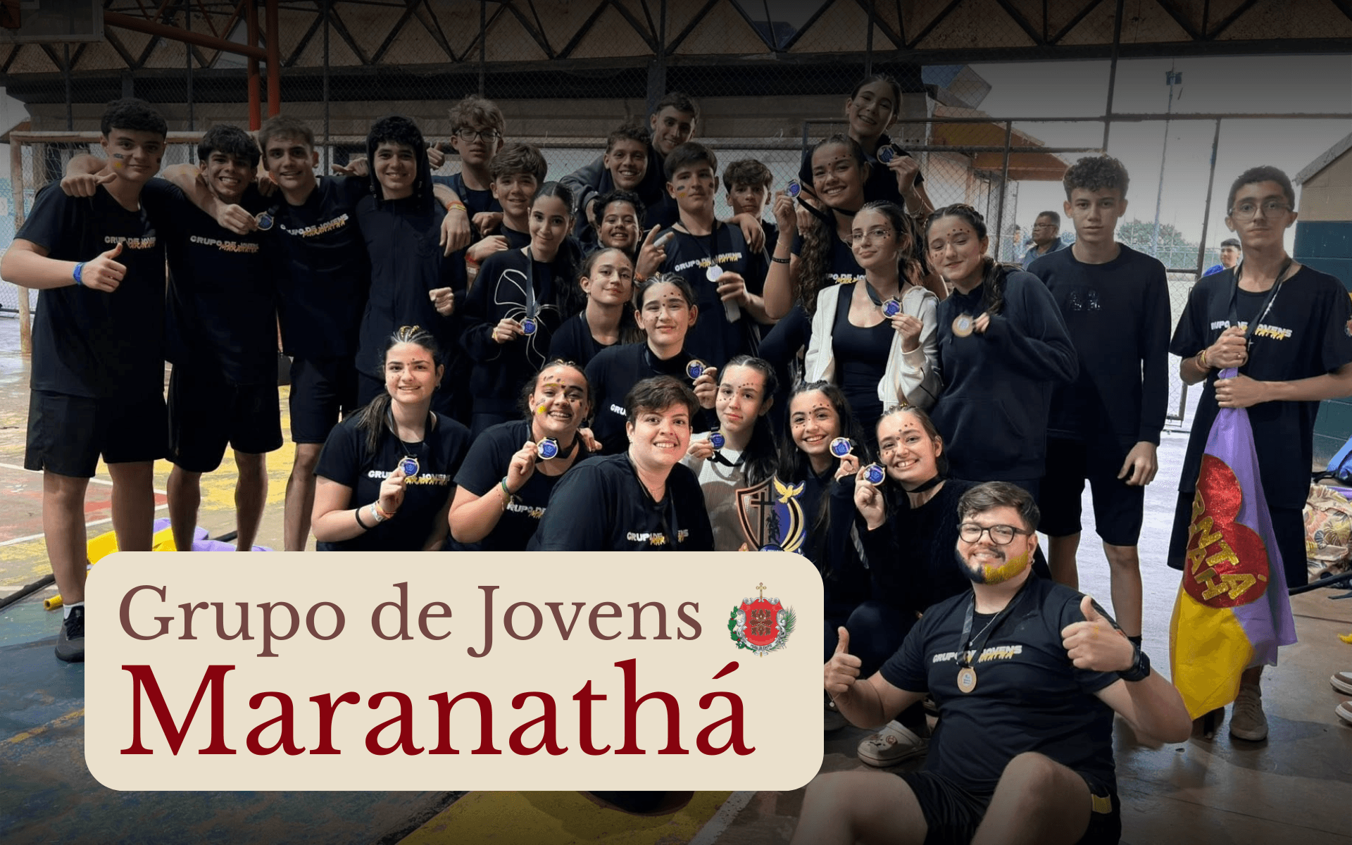 grupo de jovens reunidos