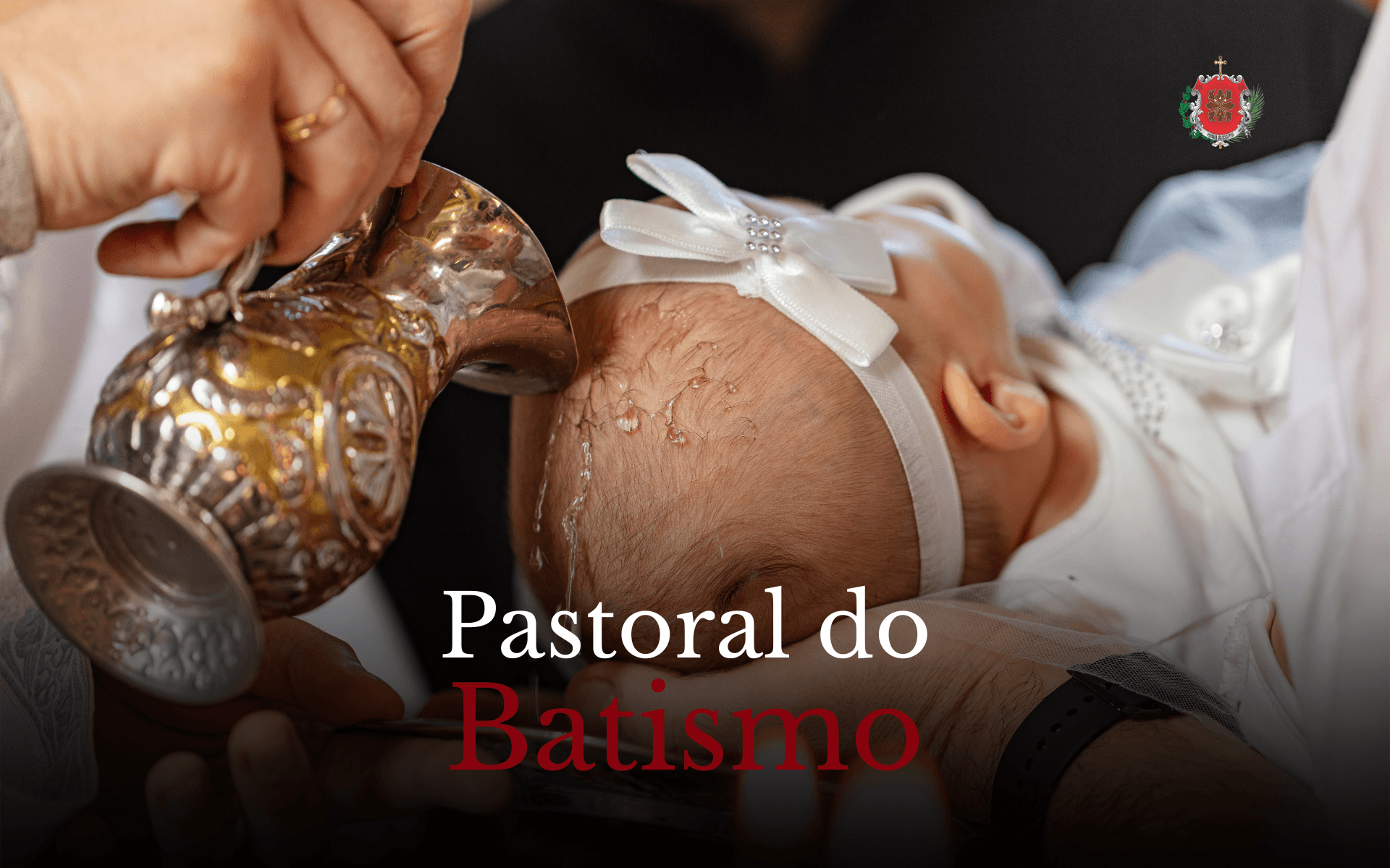 bebê sendo batizado pelo padre